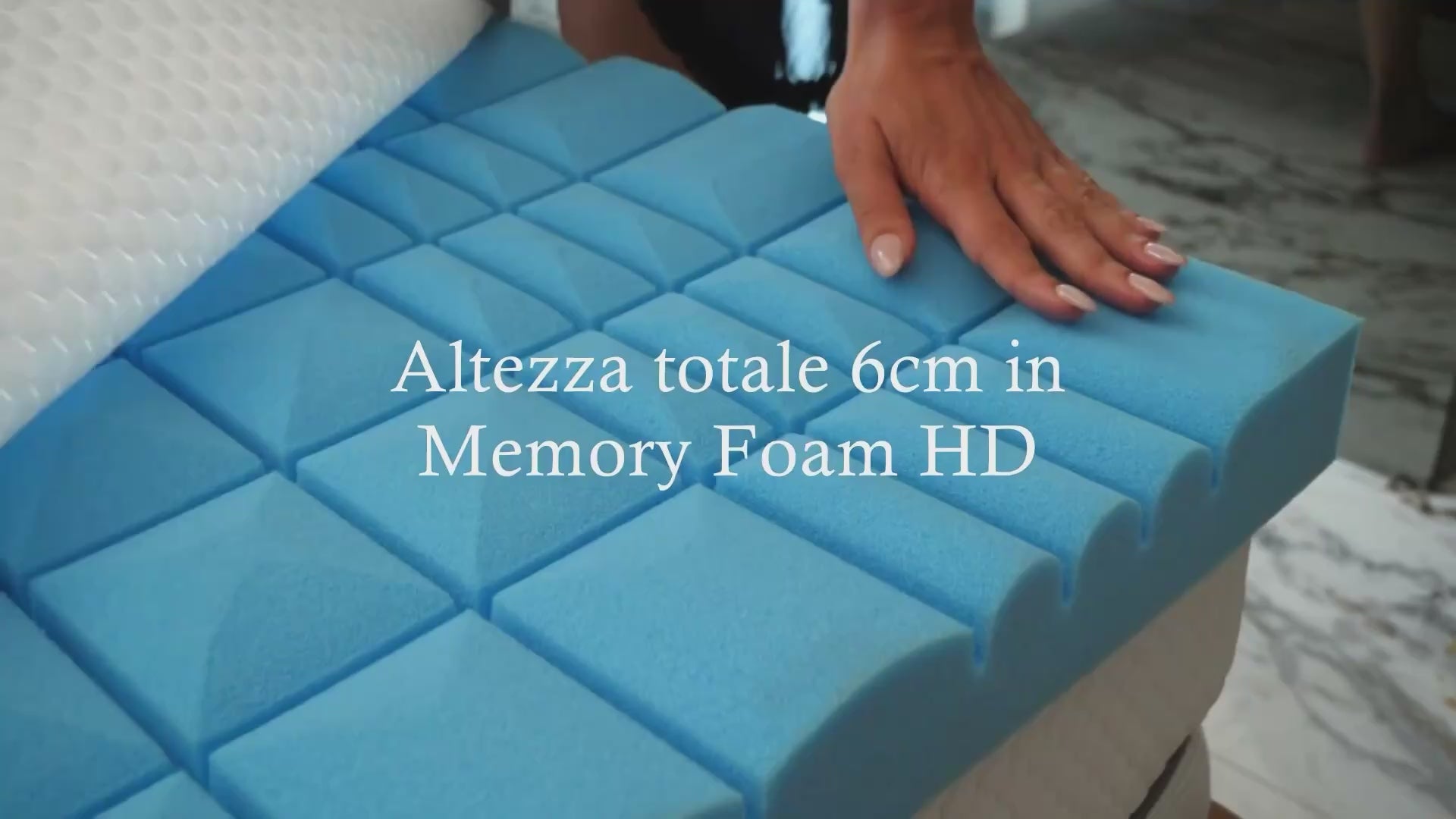 Carica il video: &lt;div class=&quot;metafield-rich_text_field&quot;&gt;&lt;p&gt;Il Memory HD adattivo distribuisce correttamente la pressione del corpo lungo tutto il materasso, donando sollievo alle articolazioni e restituendo una sensazione di leggerezza.&lt;br /&gt;
&lt;br /&gt;
Il Memory Foam HD è un materiale elastico e consente la distribuzione corretta e omogenea della pressione del corpo lungo tutto il materasso, donando sollievo alle articolazioni e assicurando un riposo sano e rigenerante.&lt;/p&gt;&lt;/div&gt;